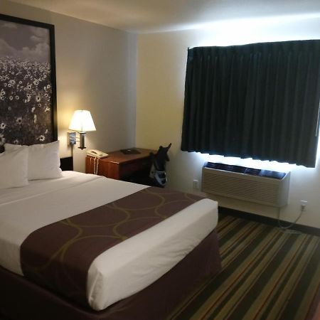 Super 8 By Wyndham Windsor Hotel Luaran gambar