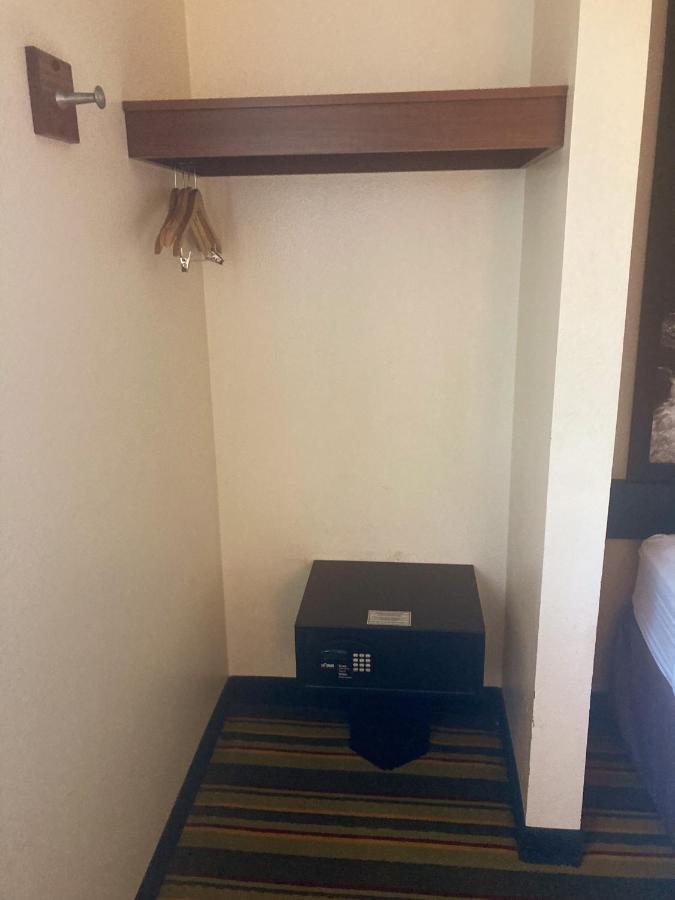 Super 8 By Wyndham Windsor Hotel Luaran gambar