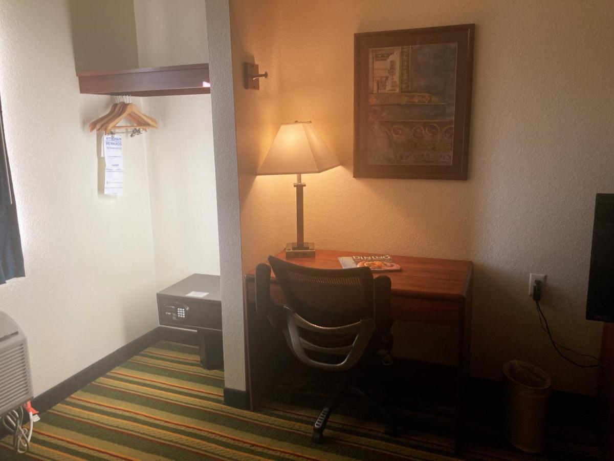 Super 8 By Wyndham Windsor Hotel Luaran gambar