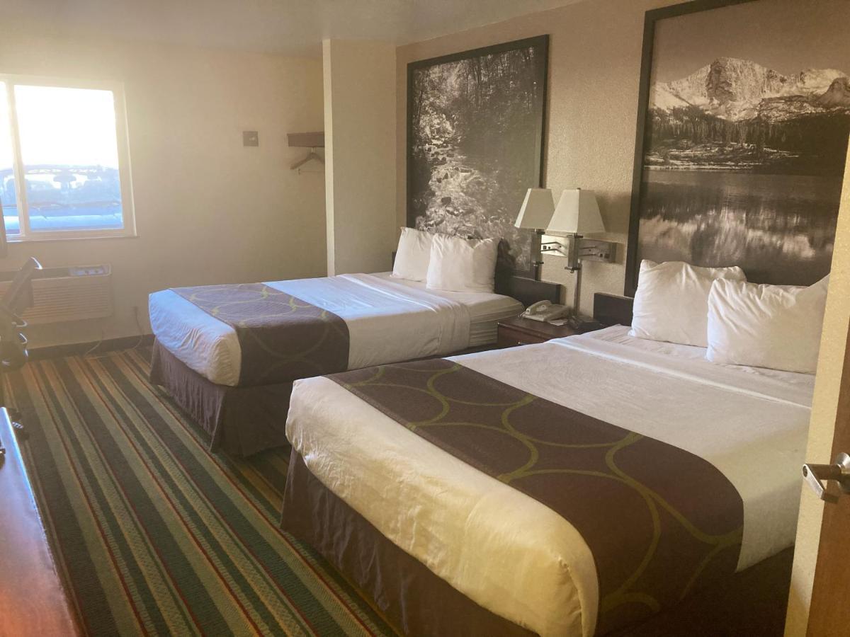 Super 8 By Wyndham Windsor Hotel Luaran gambar