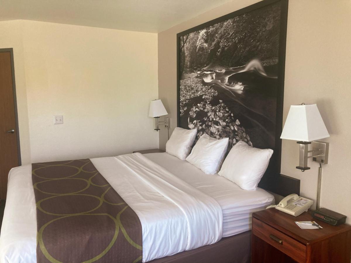 Super 8 By Wyndham Windsor Hotel Luaran gambar