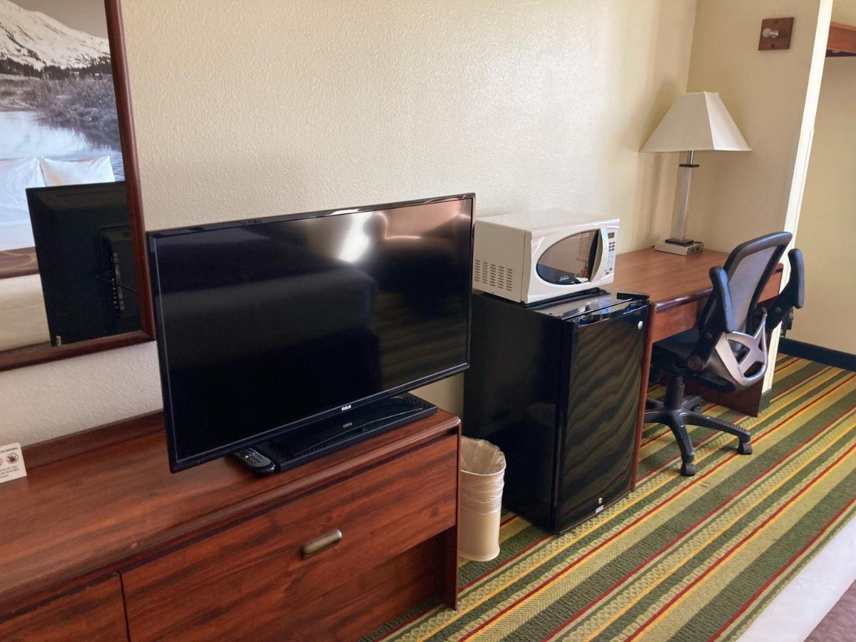 Super 8 By Wyndham Windsor Hotel Luaran gambar