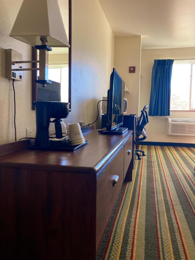 Super 8 By Wyndham Windsor Hotel Luaran gambar