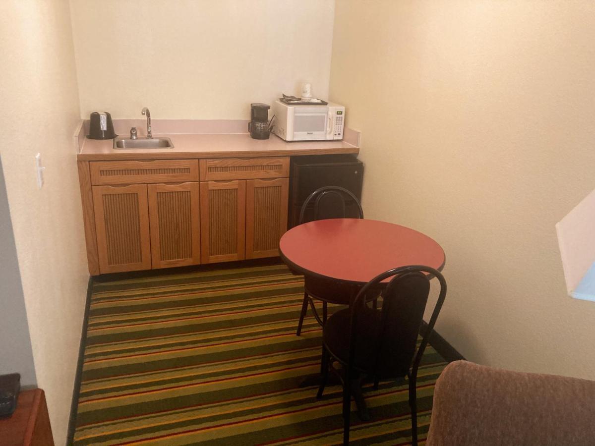 Super 8 By Wyndham Windsor Hotel Luaran gambar