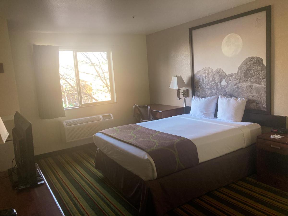 Super 8 By Wyndham Windsor Hotel Luaran gambar