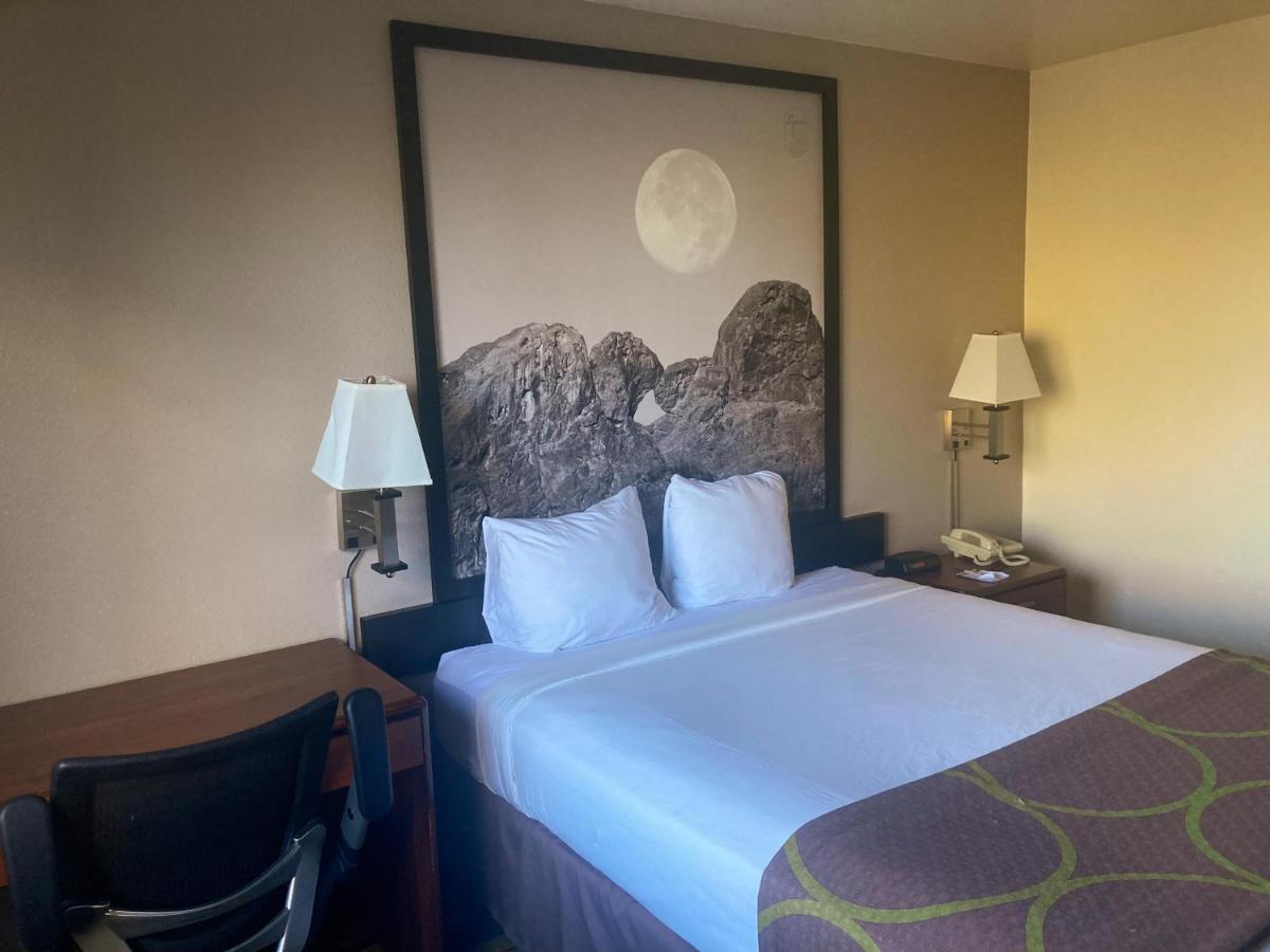 Super 8 By Wyndham Windsor Hotel Luaran gambar