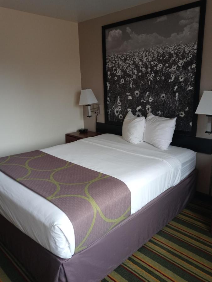 Super 8 By Wyndham Windsor Hotel Luaran gambar