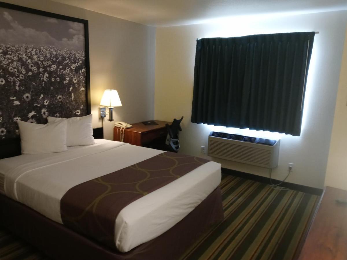 Super 8 By Wyndham Windsor Hotel Luaran gambar