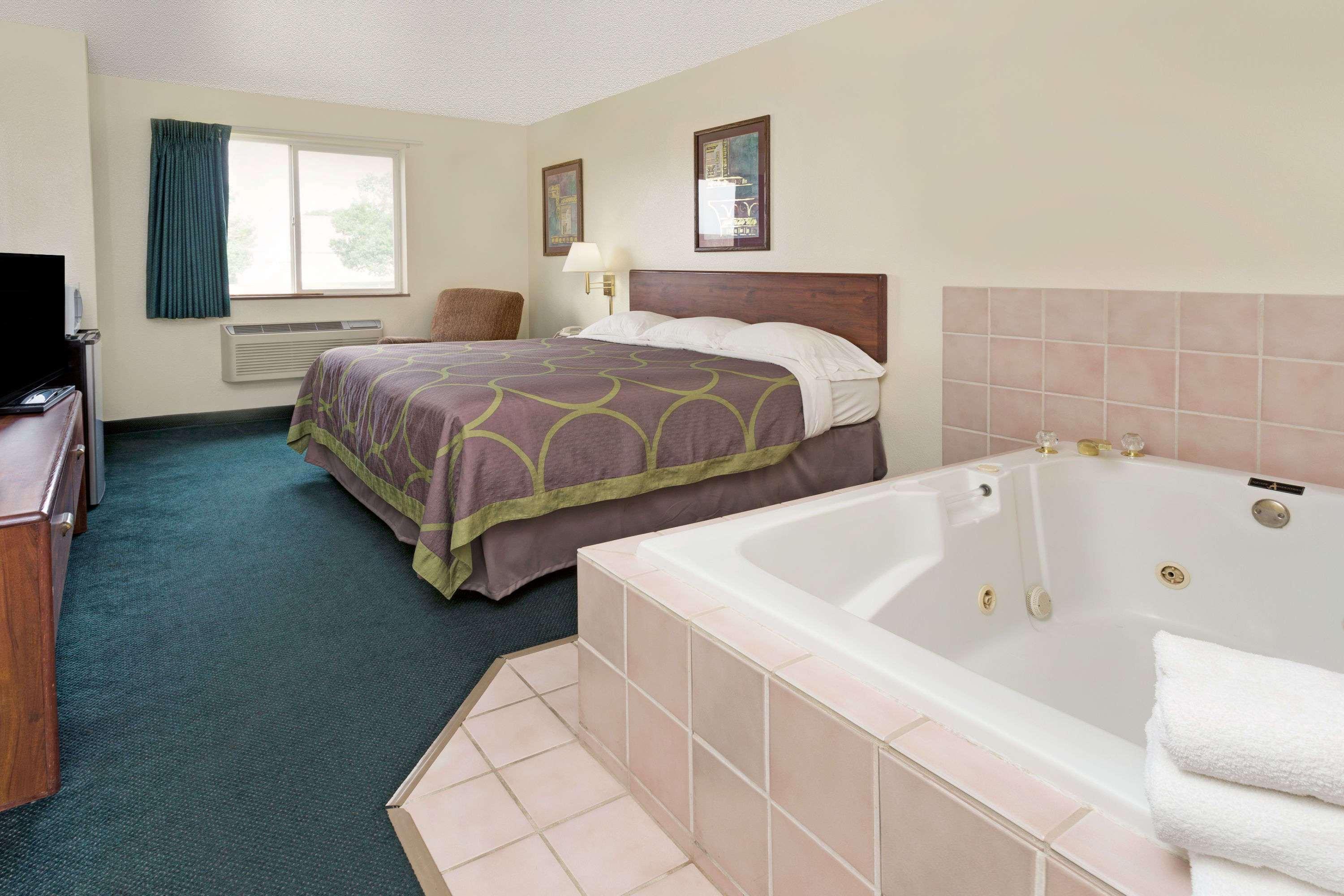 Super 8 By Wyndham Windsor Hotel Luaran gambar