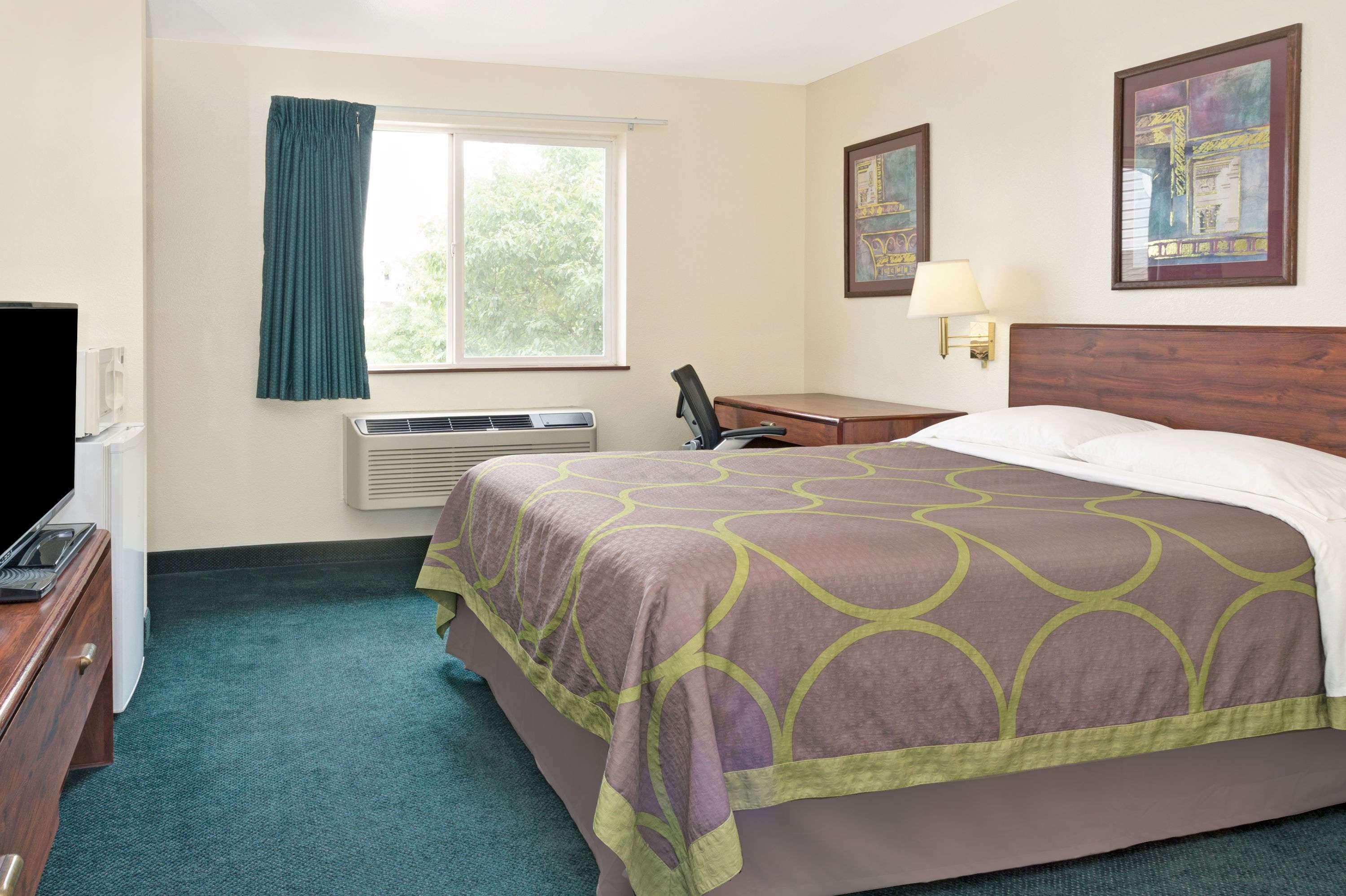 Super 8 By Wyndham Windsor Hotel Luaran gambar