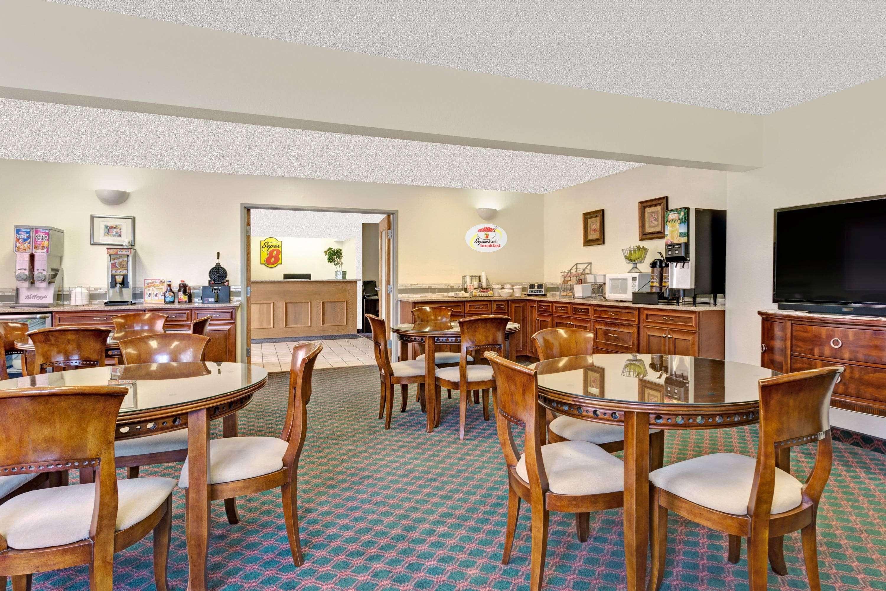 Super 8 By Wyndham Windsor Hotel Luaran gambar