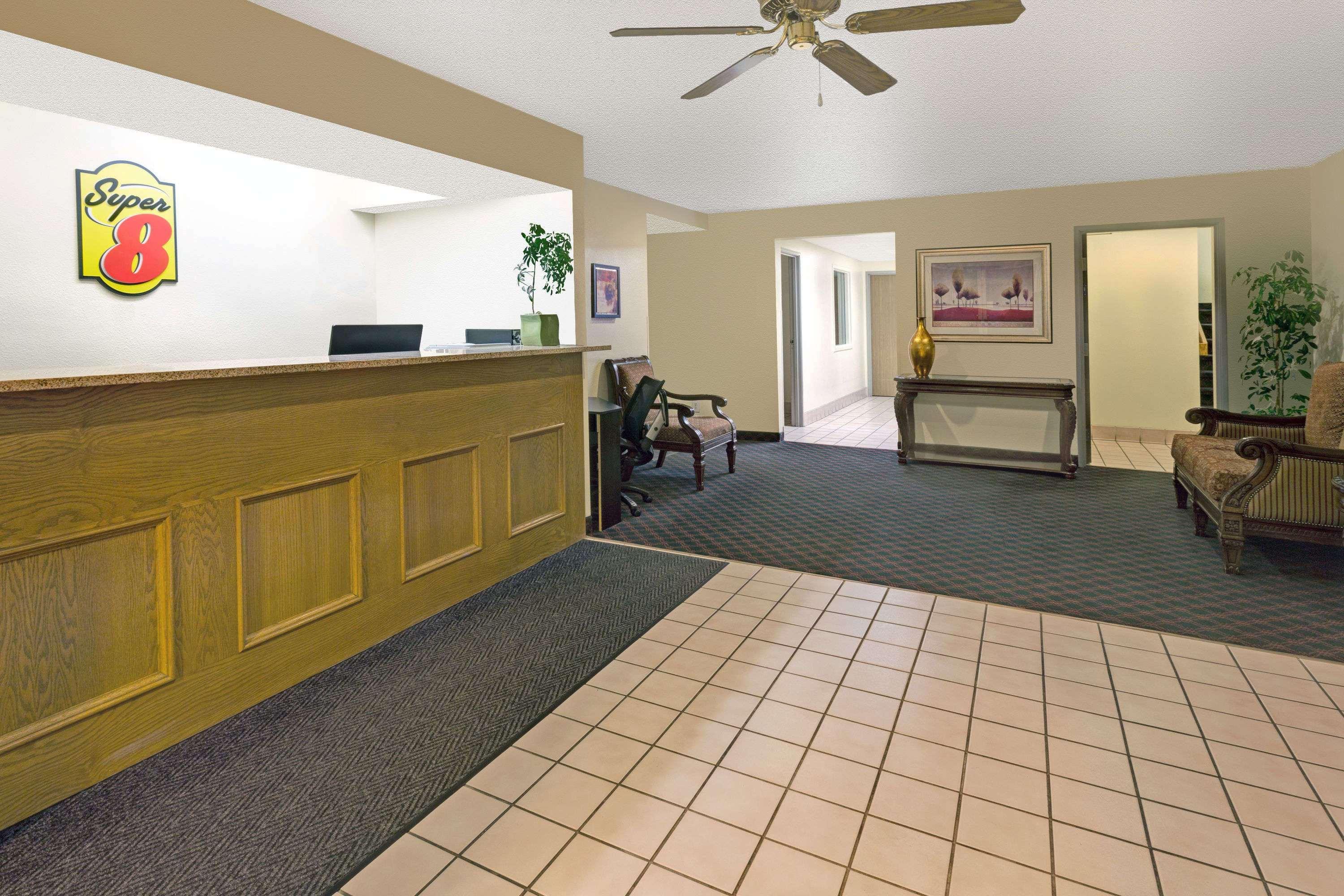 Super 8 By Wyndham Windsor Hotel Luaran gambar
